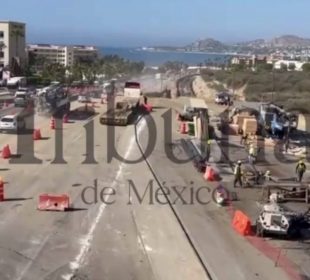 A un mes del arranque de la construcción, las medidas para aligerar la circulación siguen sin resolver el problema de fondo. Aunque se habilitaron vías alternas y contraflujo, los congestionamientos siguen afectando a miles de vehículos en San José del Cabo.