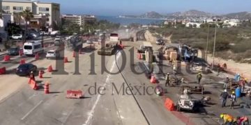 A un mes del arranque de la construcción, las medidas para aligerar la circulación siguen sin resolver el problema de fondo. Aunque se habilitaron vías alternas y contraflujo, los congestionamientos siguen afectando a miles de vehículos en San José del Cabo.