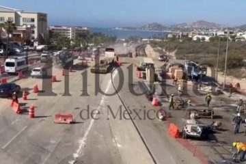 A un mes del arranque de la construcción, las medidas para aligerar la circulación siguen sin resolver el problema de fondo. Aunque se habilitaron vías alternas y contraflujo, los congestionamientos siguen afectando a miles de vehículos en San José del Cabo.