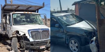 Camión y auto chocan contra negocios en La Paz