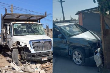 Camión y auto chocan contra negocios en La Paz